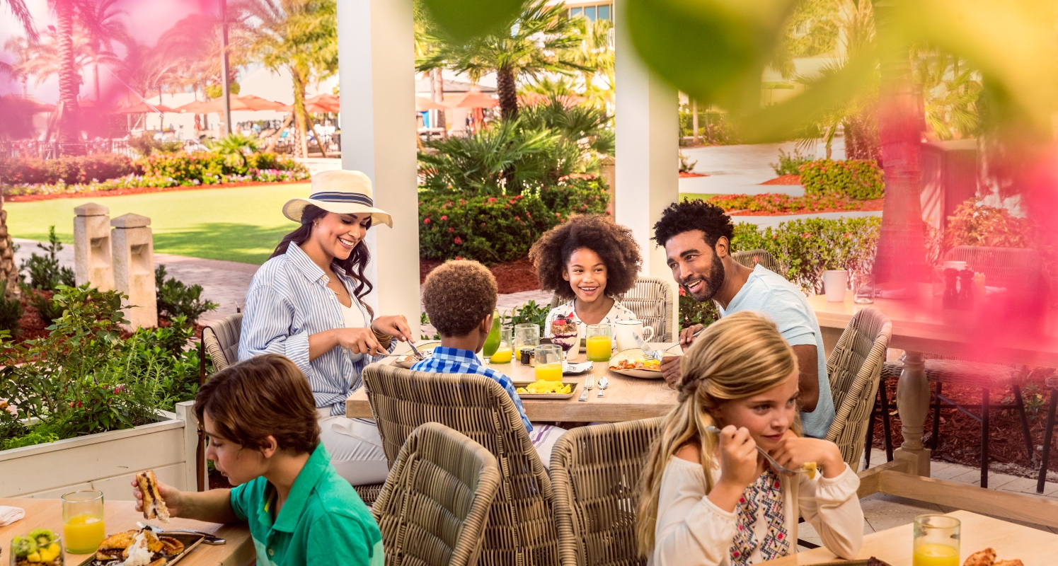 naples_family_dining_outdoors_at_resort_for_breakfast_0