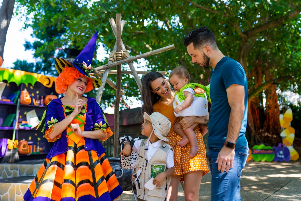 Busch Gardens Spooktacular 2023 Kandy and Family (1)