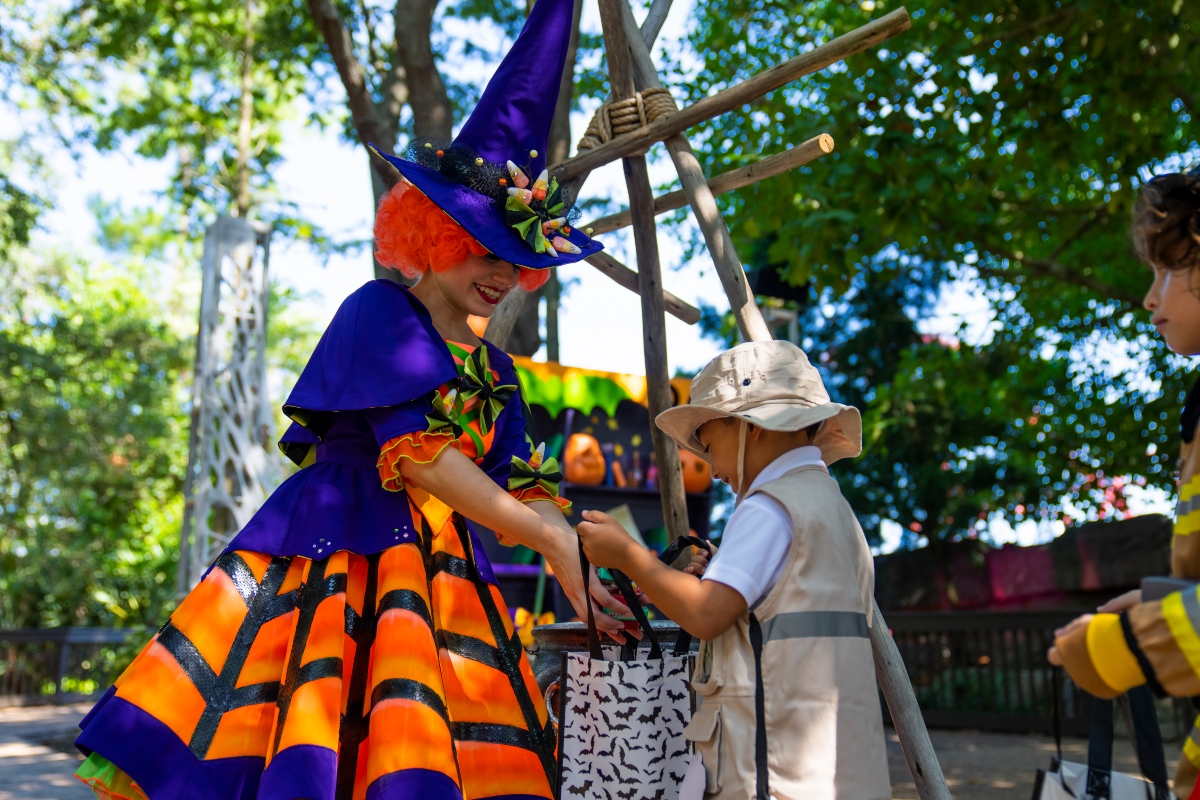 Busch Gardens Spooktacular 2023 Kandy and Girl Trick-or-Treat (1)